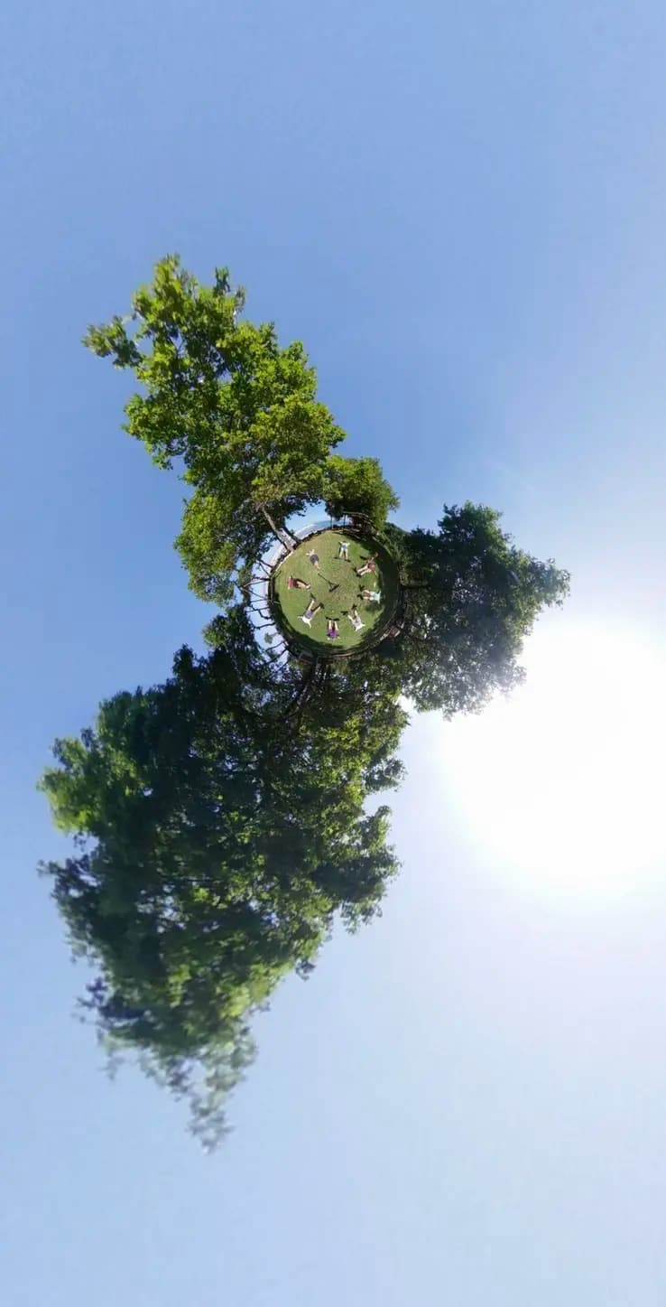 Tiny planet άποψη ανθρώπων που χαλαρώνουν κάτω από δέντρα σε camping